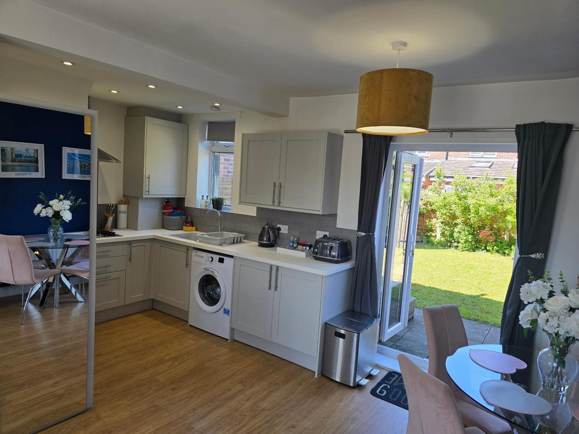 The Heart - Cosy 3 Bedroom House With Double Driveway And Garden In Manchester